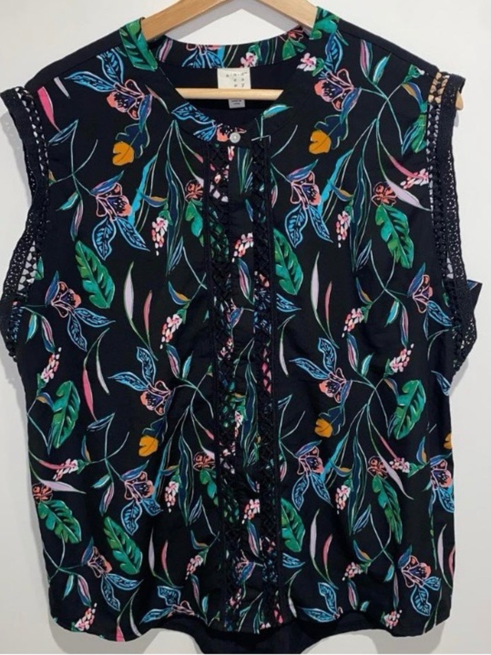 Floral Lace-Trim Sleeveless Top - Black - Picture 1 of 5